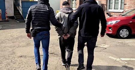 Karetka zamiast ratunku, agresja zamiast wdzięczności. 33-latek zaatakował ratowników