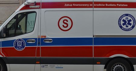 Koszmar na ulicach Warszawy. Pacjent zmarł po wypadku karetki