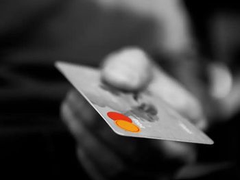 Wrocław: Kobieta okradała 95-latka, którym się opiekowała. Zgubiły ją rachunki z fast foodów