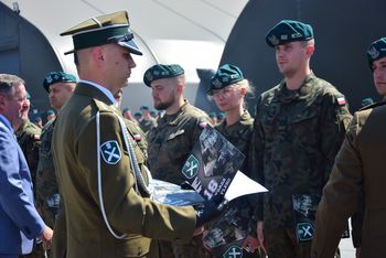 Nowa Dęba: Obchody Święta Wojska Polskiego w Garnizonie. Podczas uroczystości wręczono awanse i wyróżnienia