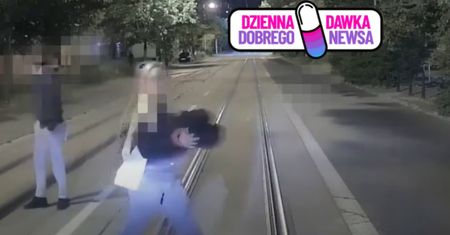 Nagle zatrzymała tramwaj i wysiadła. Jej gest poruszył internautów