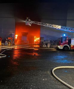 Płonęła hala z alternatywnym paliwem. W akcji ponad stu strażaków