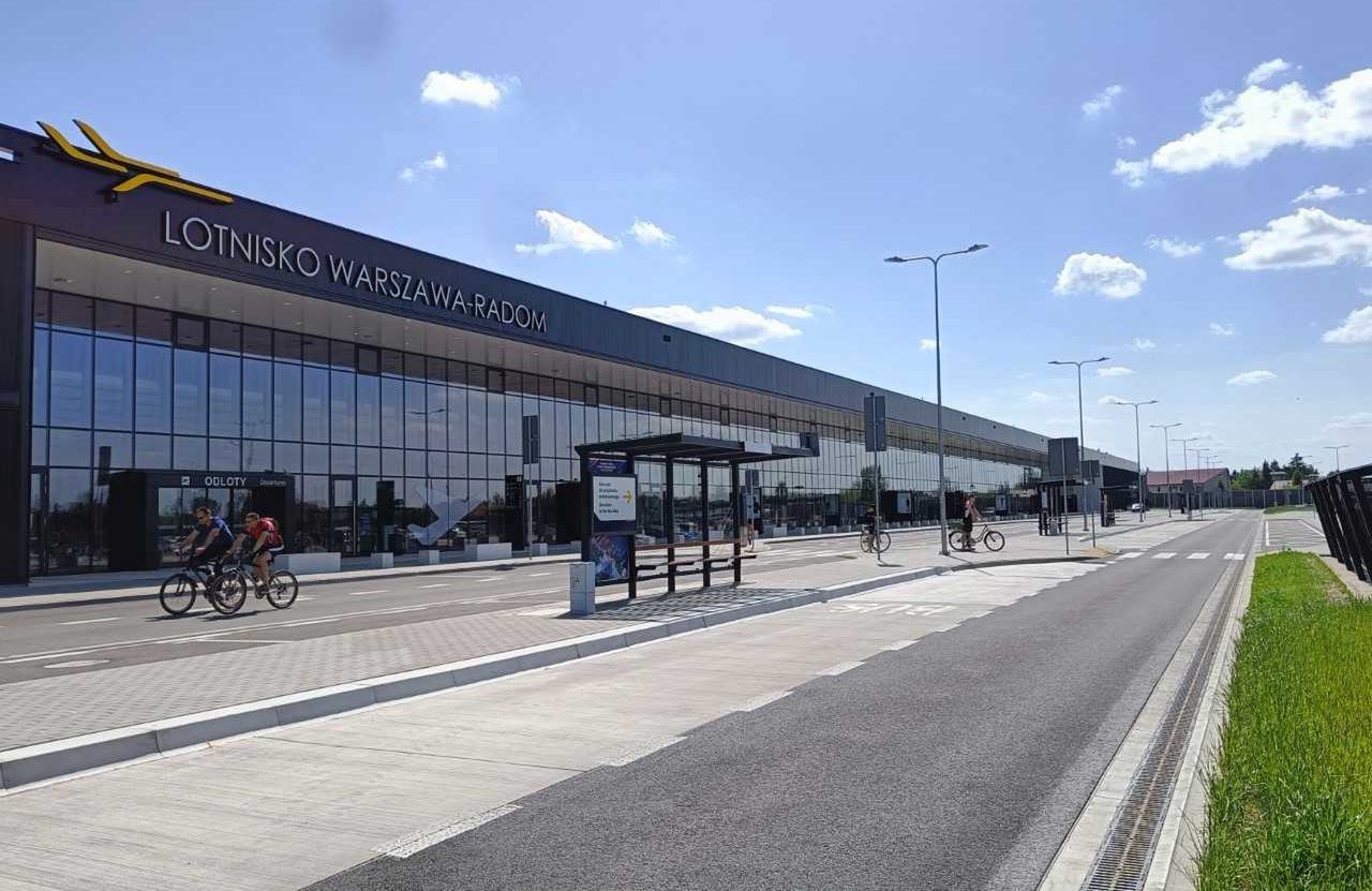 51-latek zażartował na lotnisku w Radomiu. Wakacje? Tylko palcem po mapie