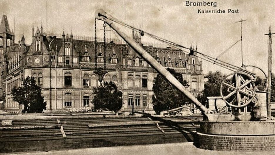 Żuraw w centrum Bydgoszczy na starej pocztówce.