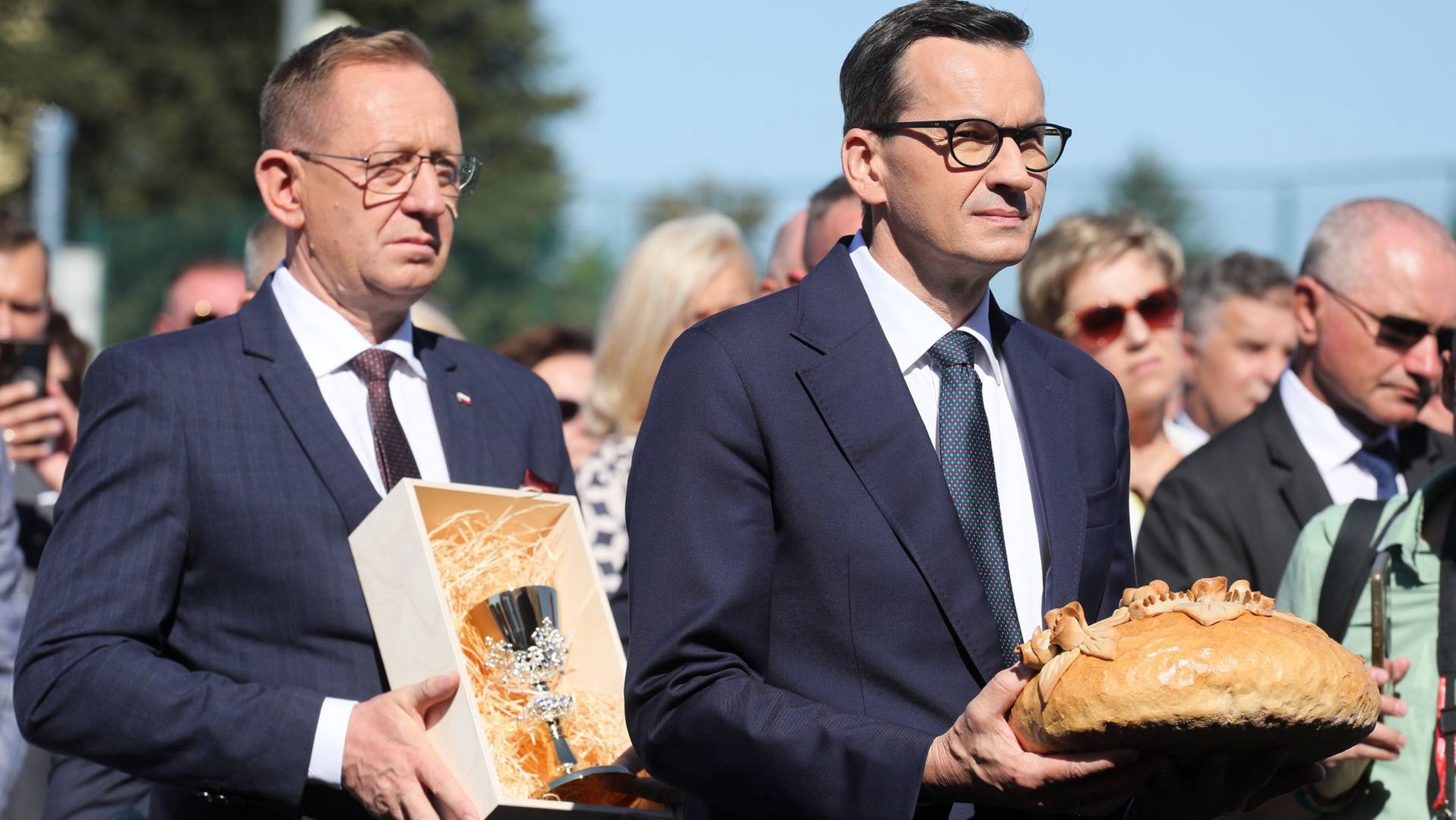 Minister rolnictwa Robert Telus i premier Mateusz Morawiecki na VI Ogólnopolskim Święcie "Wdzięczni Polskiej Wsi". 16 września 2023 roku