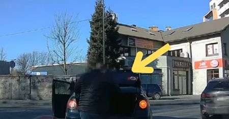 Kierowca passata wpadł w furię. Chwycił pałkę. Nagranie z Krakowa