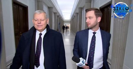 Kuriozalna wymiana zdań. "Rozmowę" posła PiS i dziennikarza TVN24 nagrała kamera