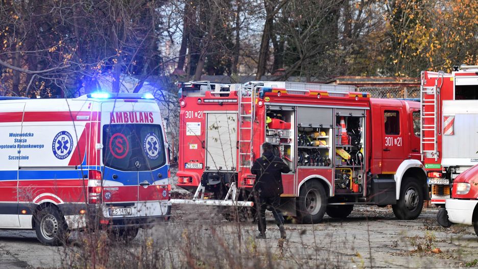 Wypadek. Na miejscu pracowały straż, policja i pogotowie. (zdjęcie ilustracyjne)