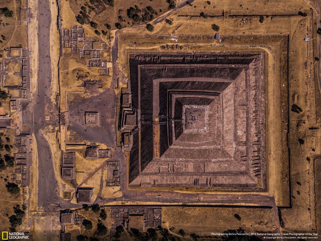 Na drugim miejscu w kategorii Miasta znalazło się zdjęcie zatytułowane "Geometra słońca", którego autorem jest Enrico Pesantini. Widać na nim połowicznie oświetloną przez wschodzące słońce piramidę w Teotihuacan.
