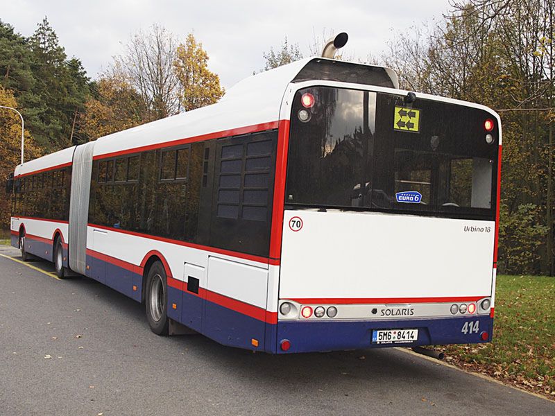 Przykład zastosowania 4 symetrycznych świateł hamowania zintegrowanych z lampami pozycyjnymi w autobusie marki SOLARIS.