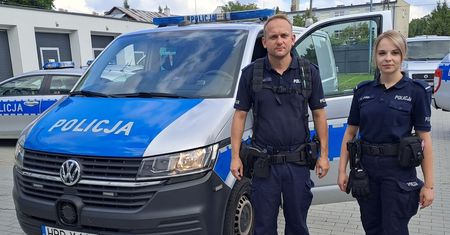 Błyskawiczna interwencja policjantów z Opola uratowała życie mężczyzny, który oblał się substancją łatwopalną