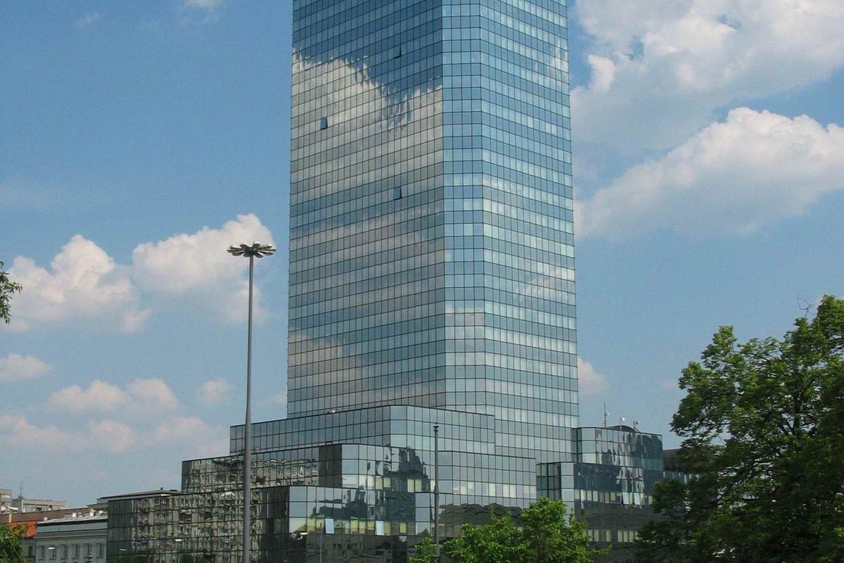Czy nad Błękitnym Wieżowcem na placu Bankowym ciąży klątwa?