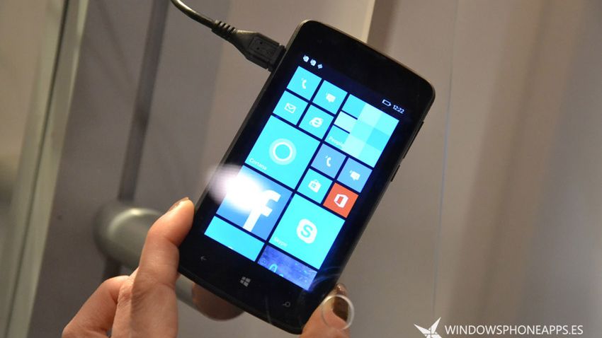 Na MWC 2015 swoje smartfony z Windows Phone'em pokazał także... Polaroid 1