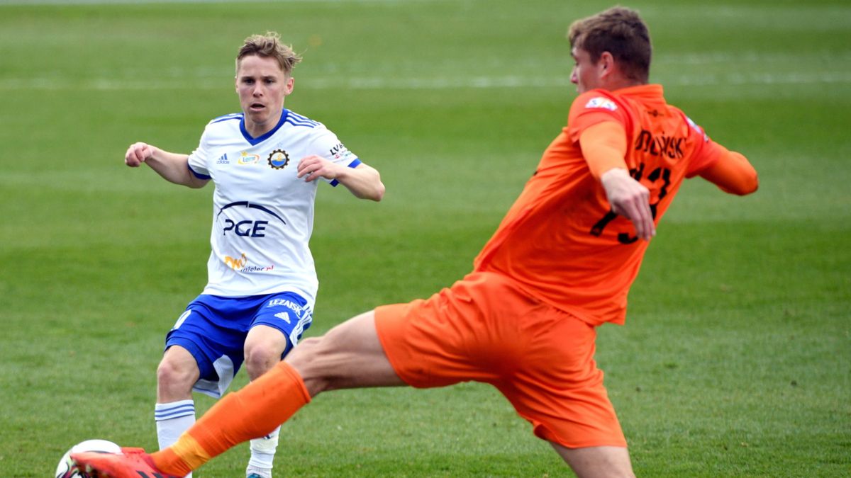 PAP / Darek Delmanowicz / Na zdjęciu: piłkarz drużyny PGE FKS Stal Mielec Grzegorz Tomasiewicz (z lewej) i Karol Podliński (z prawej) z zespołu KGHM Zagłębie Lubin