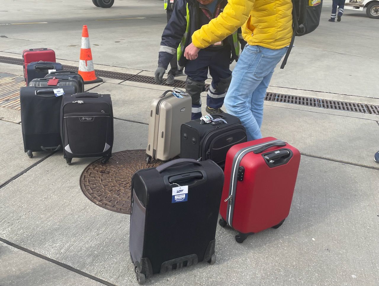 Bagaże "Delivery at aircraft" wydawane są przy wyjściu z samolotu