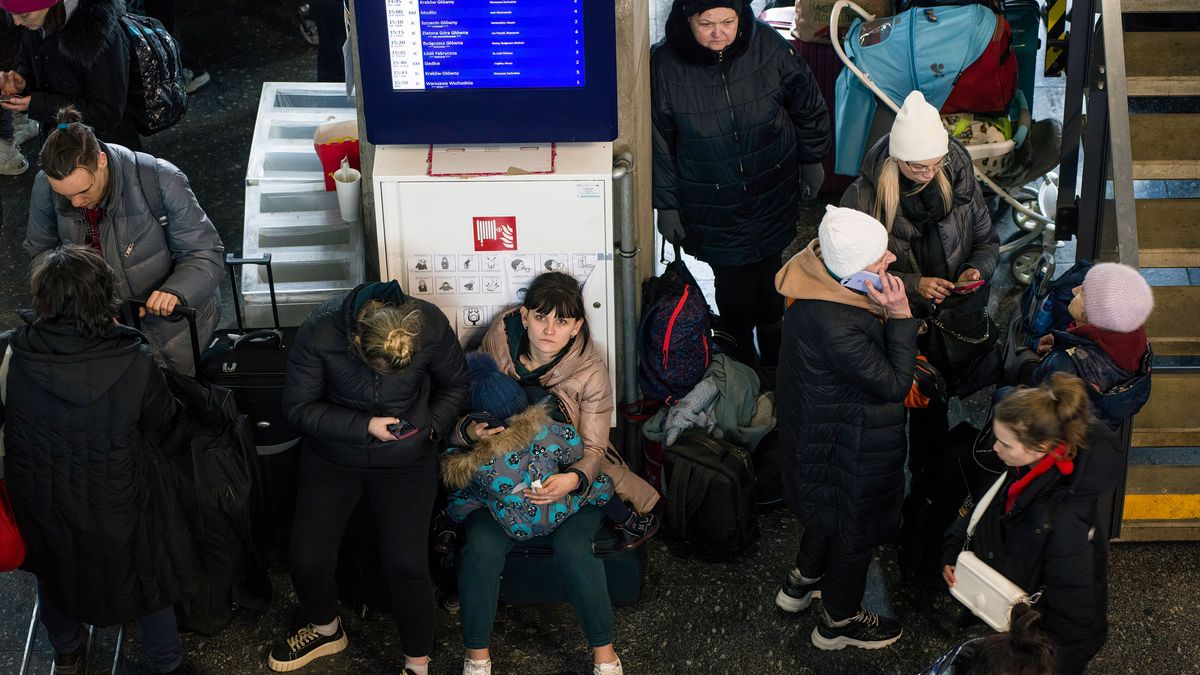 WARSAW, MAZOWIECKIE, POLAND - 2022/03/08: A woman sits with her child on the ground at the Central Train Station in Warsaw.
Thousands of Ukrainian refugees occupy the Central Train Station (Dworzec Centralny) in Warsaw. Asylum seekers are also waiting to be transferred to temporary shelters, waiting for trains to further destinations, many people simply don't know where they should go. (Photo by Attila Husejnow/SOPA Images/LightRocket via Getty Images)