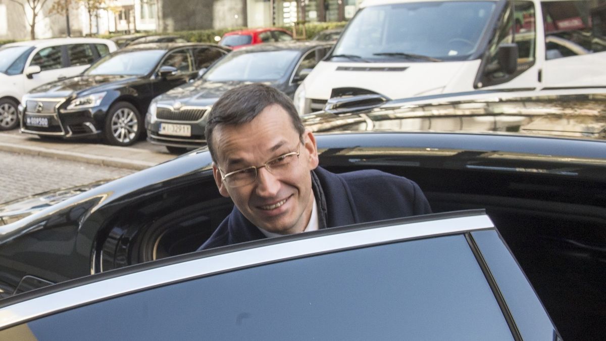 Mateusz Morawiecki chce, by Polacy masowo przesiadali się do samochodów elektrycznych, ale sam wybiera tradycyjne limuzyny napędzane silnikami spalinowymi.