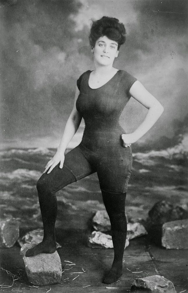 Anette Kellerman walczyła o to, by kobiety mogły nosić dopasowane jednoczęściowe stroje kąpielowe. Została aresztowana za nieobyczajne zachowanie. 1907.