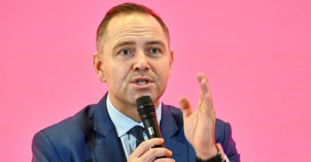 Karol Nawrocki kandydatem na prezydenta. Ile zarabia prezes IPN i ile może zyskać?