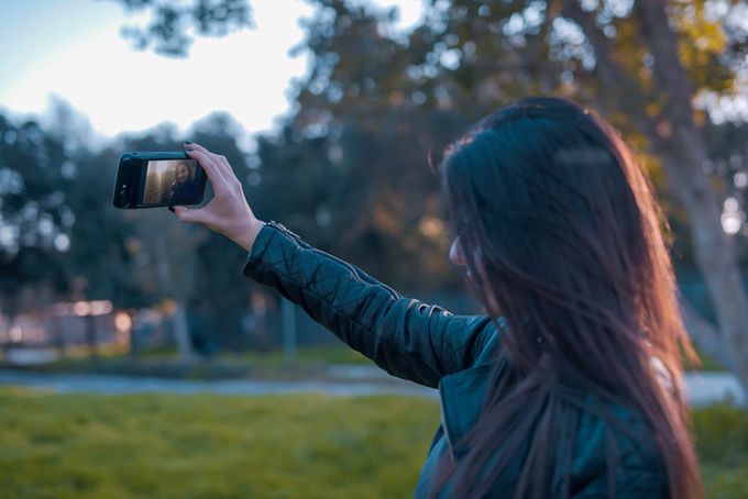 Eye - etui ostateczne. Dodaje do iPhone'a system Android, bezprzewodowe ładowanie i dodatkowe sloty na karty SIM 4