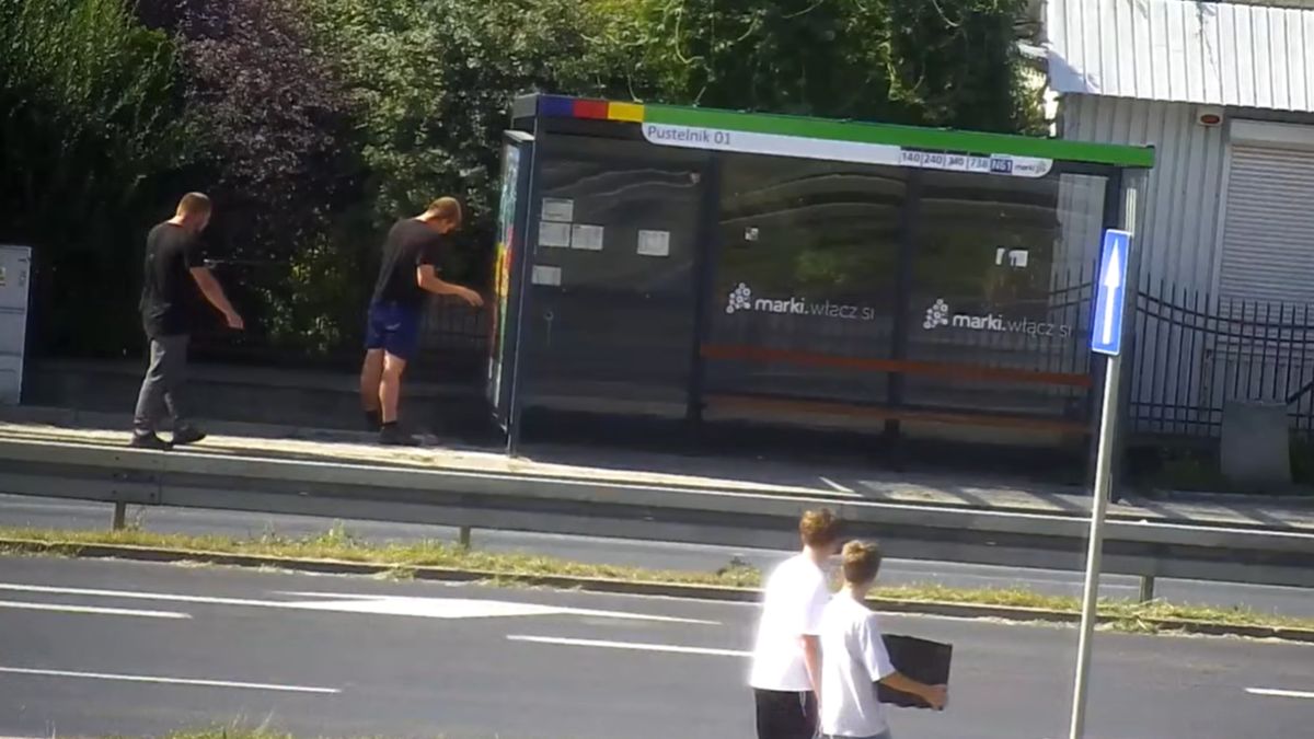 Wybił szybę na przystanku w Markach.