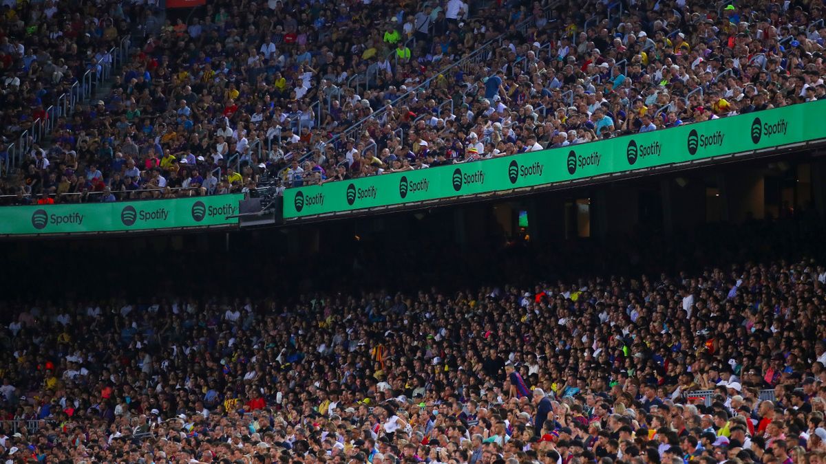 kibice na Camp Nou w Barcelonie