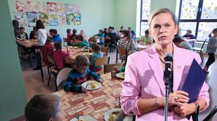 Awantura o menu w szkołach. Nowacka stawia sprawę jasno