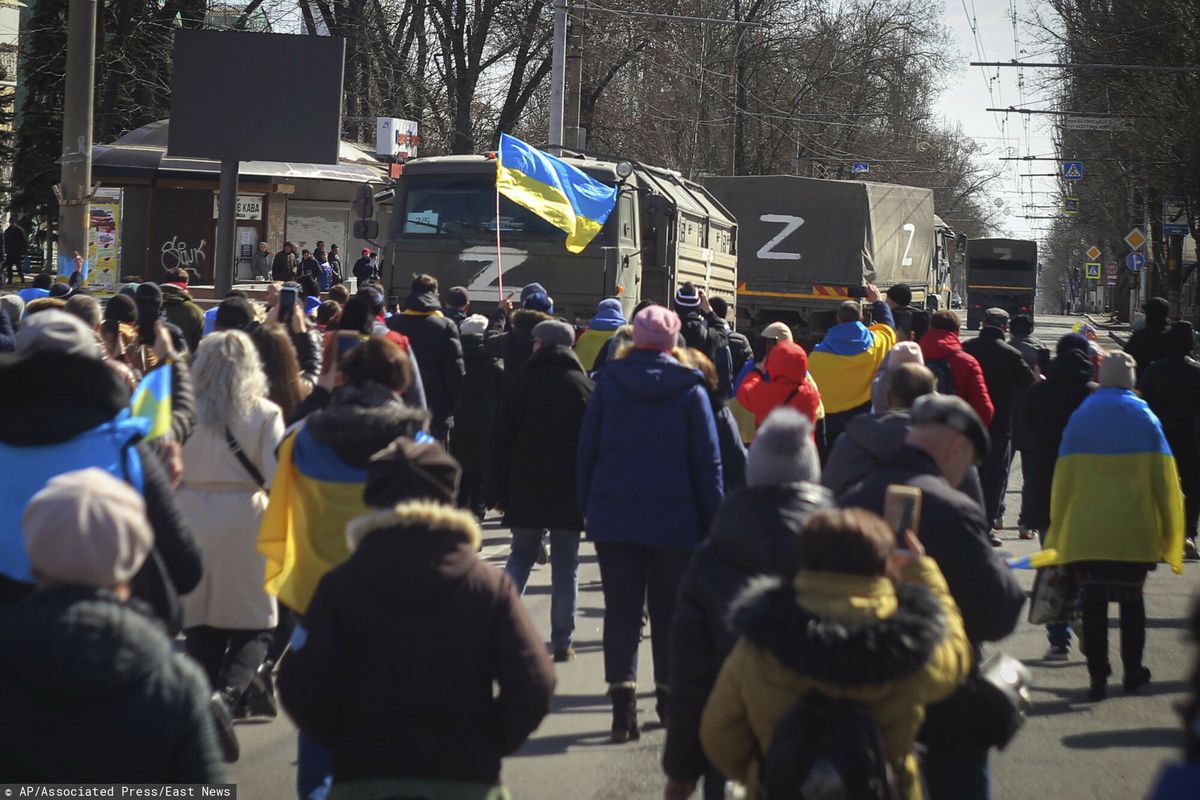Na zdjęciu protestujący mieszkańcy Chersonia okupowanego przez rosyjskich najeźdźców 