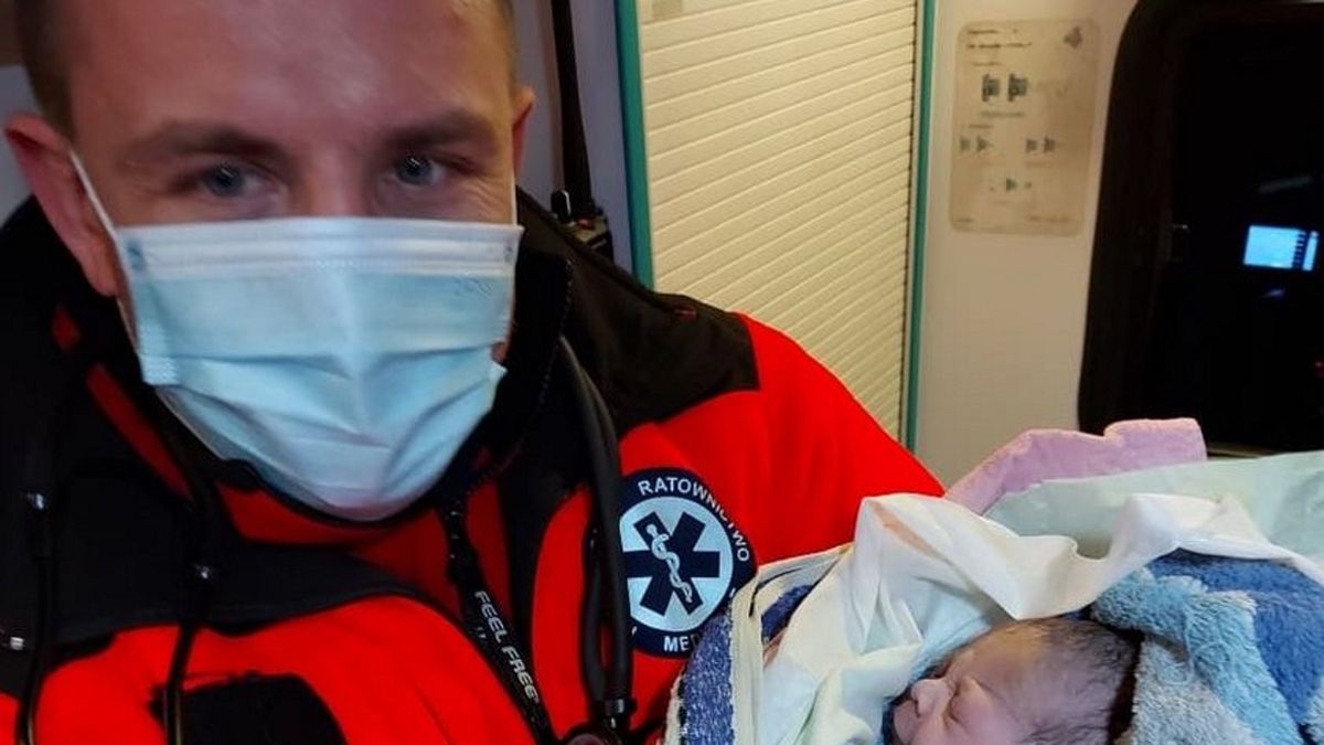 Ratownicy medyczni z Kalisza przyjęli poród w warunkach domowych. 