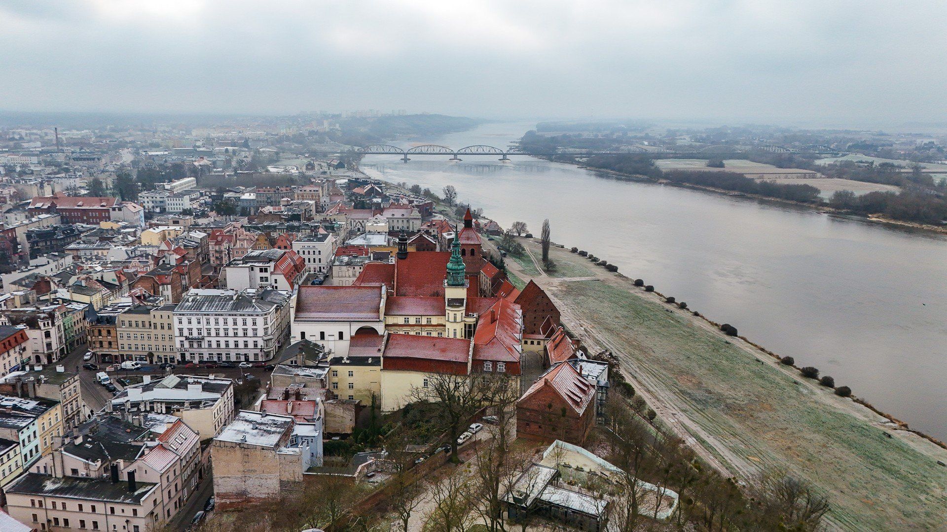 Panorama Grudziądza w mroźnej aurze, bez śniegu, z lekkim szronem