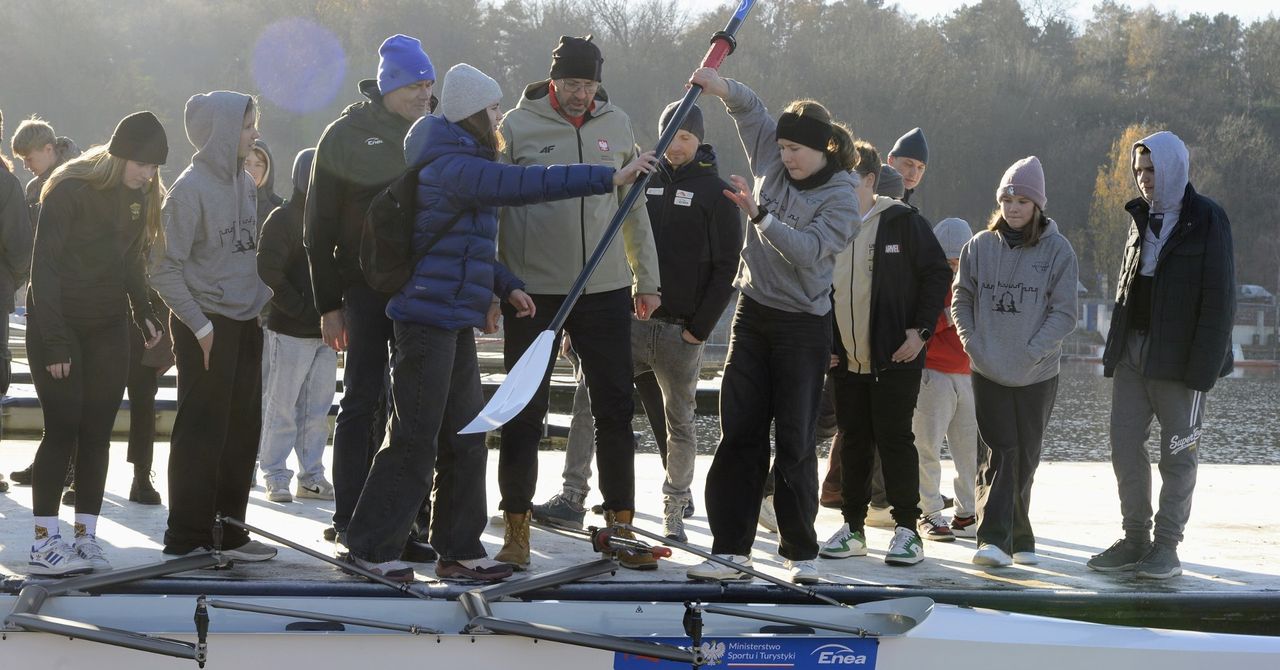 Poznań: Minister sportu, Jakub Rutnicki, spotkał się z młodzieżą. Przekazał jej 15 łódek. Sześć z nich trafi do naszych klubów