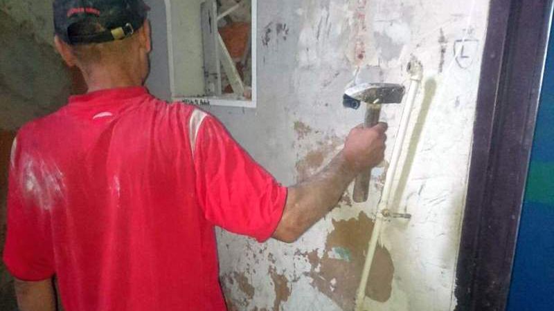 Warszawa. Dwaj mężczyźni zniszczyli zabytkową kamienicę na Pradze-Północ (fot. Straż Miejska)