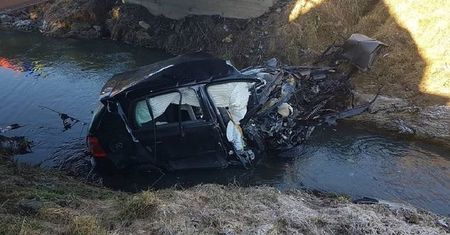 Auto wpadło do potoku, kierowca nie żyje. Koszmarny wypadek pod Tarnowem