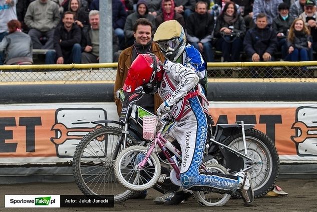 Adrian Gomólski to wesoły chłopak. Czyżby planował przesiadkę z motocykla na rower i spróbował swoich sił w speedrowerze?