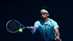 Włoska noc w Melbourne. Problemy rywala uratowały gwiazdora