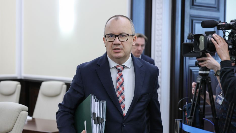 Warszawa, 29.04.2025. Minister sprawiedliwości Adam Bodnar przed posiedzeniem rządu w siedzibie KPRM w Warszawie, 29 bm. Rząd zajmie się m.in. projektem założeń makroekonomicznych na lata 2025-2029. Członkowie Rady Ministrów omówią także projekt sprawozdania z wdrażania planu budżetowo-strukturalnego. (jm) PAP/Rafał Guz