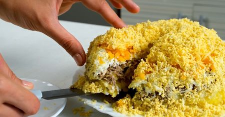 Sałatka mimoza, która nie idzie w boczki. Wszyscy zawsze proszą o dokładkę