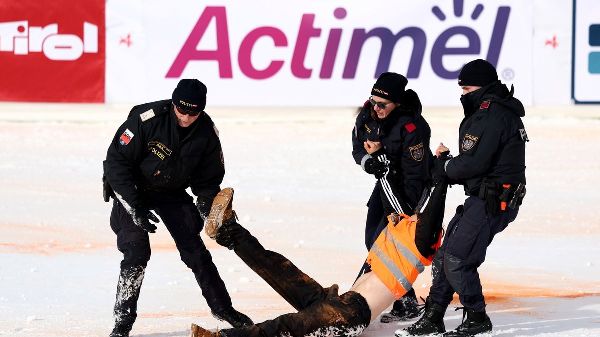 Zdjęcie okładkowe artykułu: PAP/EPA / ANNA SZILAGYI / Na zdjęciu: policja usuwająca aktywistę