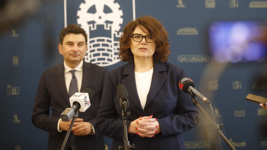 Ewa Weber została przedstawiona jako pełniąca funkcję prezydenta Zabrza podczas konferencji w Sali Historycznej Urzędu Miejskiego w Zabrzu z udziałem wojewody śląskiego Marka Wójcika