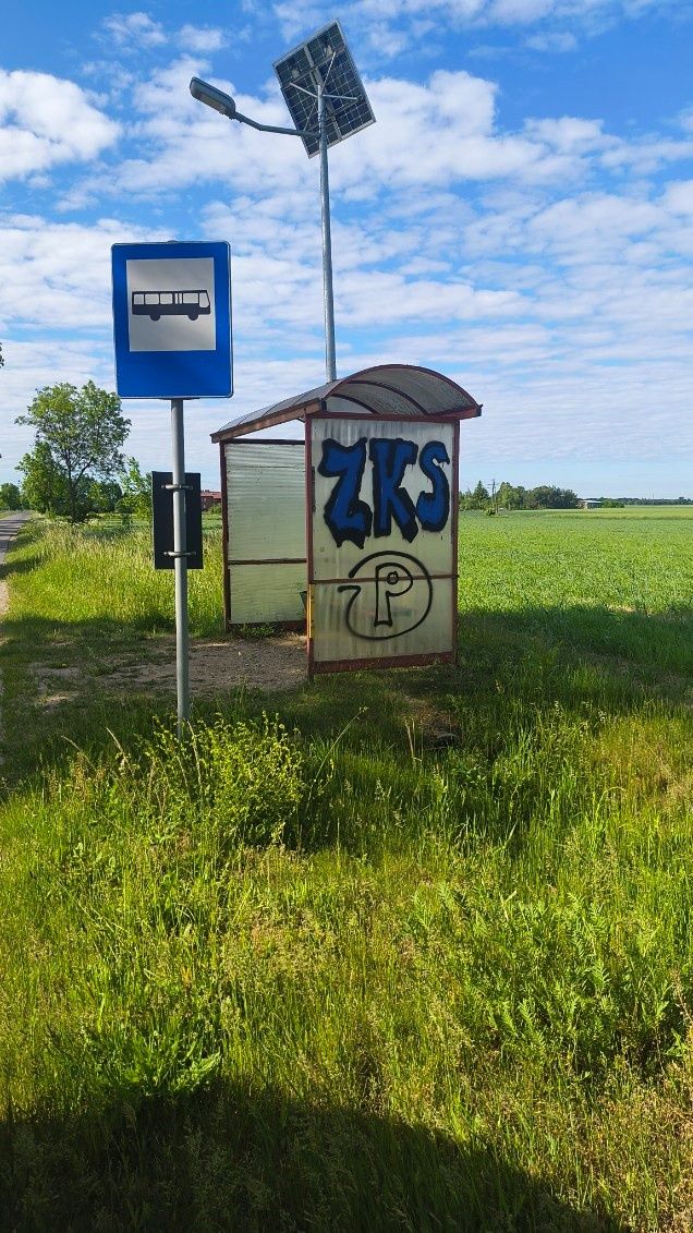 Zniszczone wiaty autobusowe 