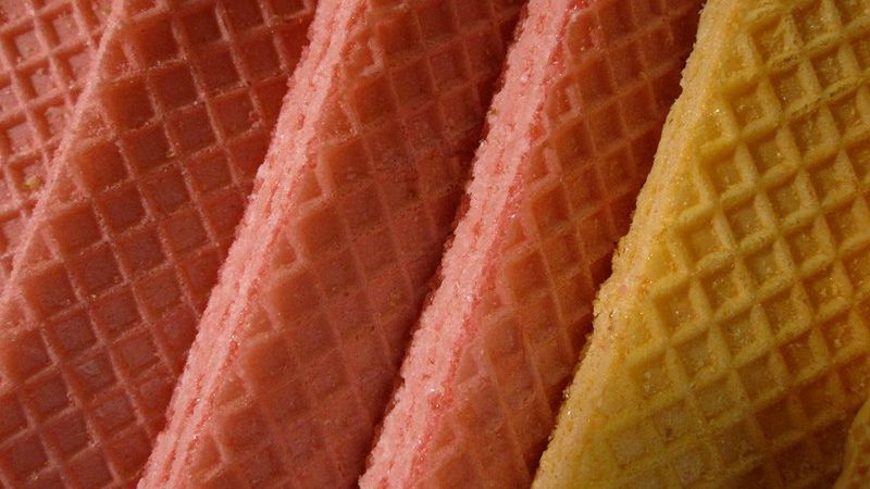 Wafle cukrowe z kremowym nadzieniem