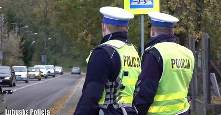Policjanci już na drogach i przy cmentarzach. Bezpieczeństwo podróżujących priorytetem