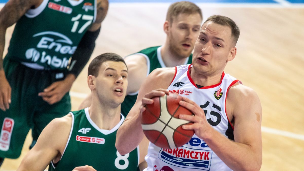 PAP / Tytus Żmijewski  / Na zdjęciu: Dragan Apić i Klavs Cavars (z piłką)