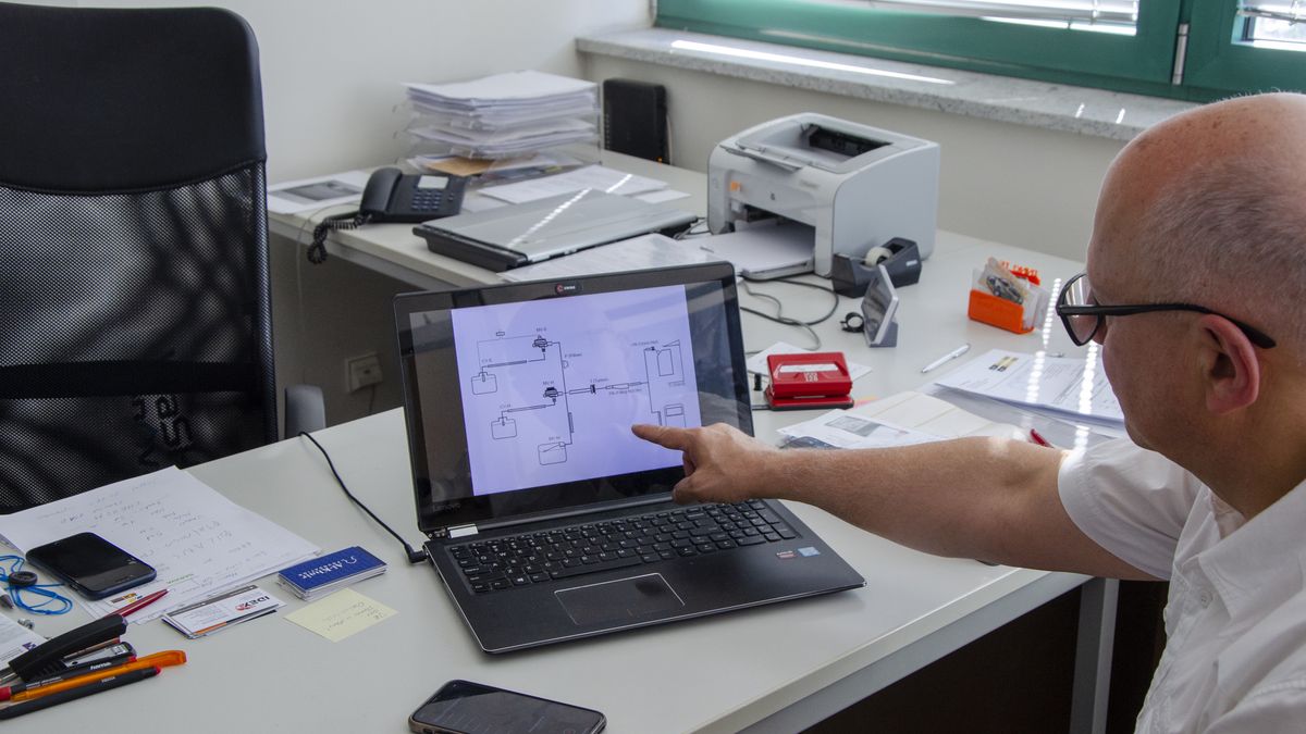 Zdzisław Iwanejko pokazuje swój pierwszy wynalazek, który zachwycił kobiety, ale nie zachwycił branży automotive.