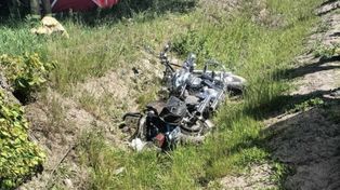 Motocyklista uderzył w betonowy przepust i wpadł do rowu. Trwa reanimacja kierującego