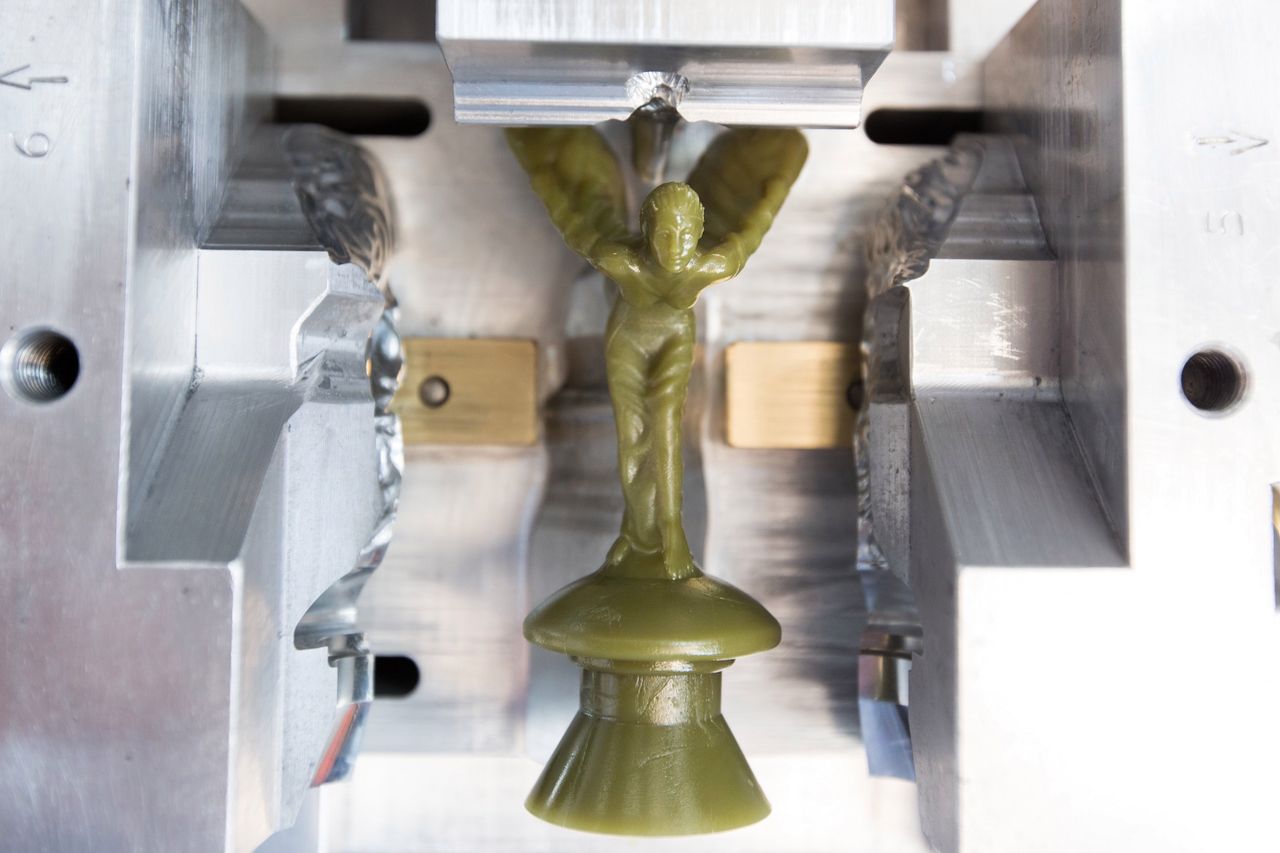 Woskowy pierwowzór figurki, który od 1939 do 1999 stanowił pierwszy krok ku uzyskaniu stalowego odlewu (fot. Rolls-Royce)