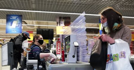 Pandemia zabiera pracę Polkom. "Nie mogę sobie pozwolić na siedzenie w domu"
