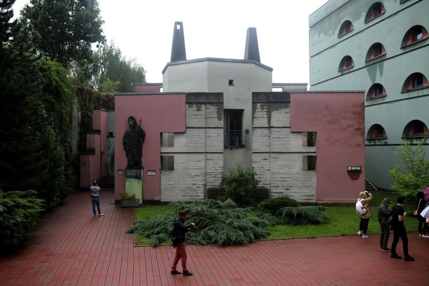 Kraków. Centrum Resurrectionis, Kościół Emaus - wybudowano w latach 1985-1996 w stylu postmodernistycznym według projektu architekta Dariusza Kozłowskiego, pracownika Politechniki Krakowskiej.