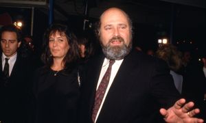 "Liczne obrażenia". Raport z miejsca zbrodni na reżyserze i jego żonie trafił do mediów