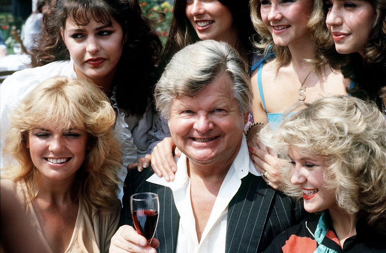 Benny Hill w 1982 roku z "Aniołkami Benny'ego"